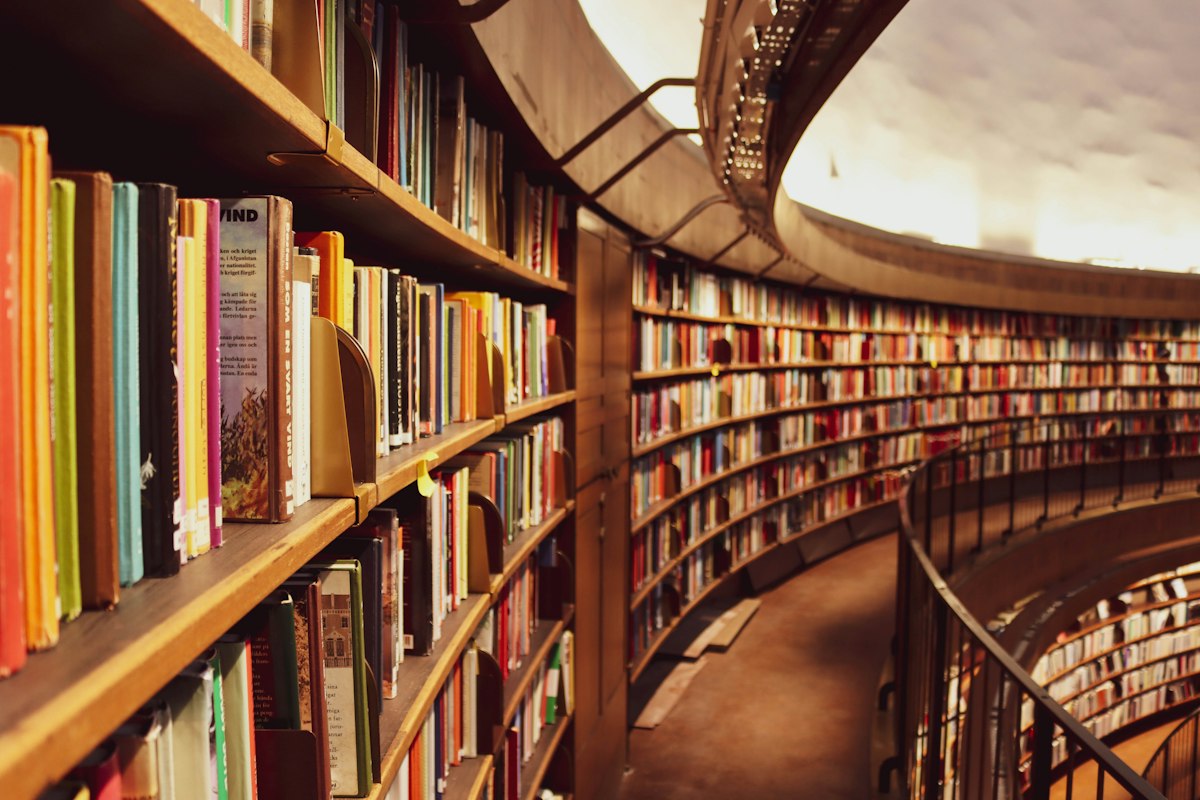 Interior de uma biblioteca com estantes de livros